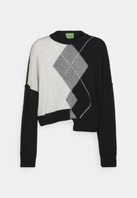 Jersey cortado en negro y gris con un patrón de diamantes, que presenta un cuello redondo y mangas largas. Material de punto suave con texturas contrastantes.