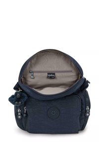 Tmavě modrý batoh s měkkou texturou, zipovým uzávěrem a vnitřní kapsou. Obsahuje klíčenku s bambulí a nášivku loga na přední straně.