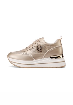 Sneaker metallic oro con design perforato, chiusura con lacci, accentuazione con logo e suola bianca imbottita con dettaglio decorativo dorato.