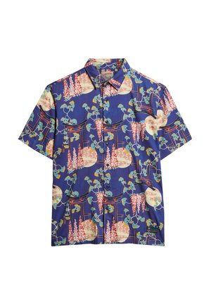 Chemise à manches courtes à boutons en tissu bleu, ornée d'un motif floral et architectural de couleurs multiples, avec un col classique et une poche.