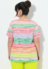 Kortærmet t-shirt med vandrette striber i pink, grøn, orange, lilla og gul. Lavet af blødt stof med en afslappet pasform.
