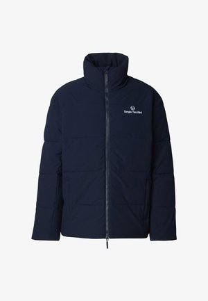 Chaqueta acolchada azul marino con cuello alto, cremallera frontal y logo sutil en el pecho izquierdo. Presenta paneles acolchados y bolsillos laterales.