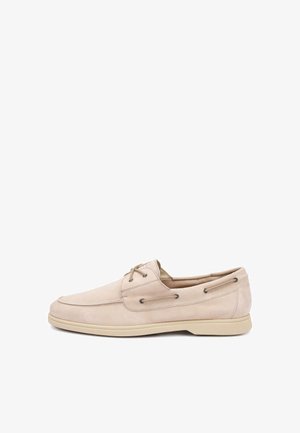 Mocasín casual beige con cordones en la parte delantera, diseño moc toe y ojales en los costados, con suela plana de goma.