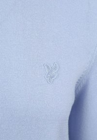 Helles blaugrau gestricktes Sweatshirt mit feiner Textur, das ein kleines gesticktes Logo auf der Vorderseite aufweist. Einfaches, klassisches Rundhalsdesign.