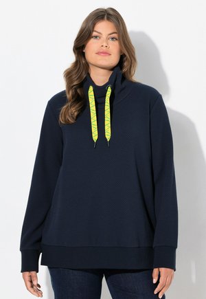 Pull-over bleu marine en tissu texturé avec un col haut, doté de cordons de serrage jaunes vifs et d'une coupe décontractée.