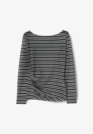 Pitkähihaisen musta-harmaaraidallisen paidan leveä pääntie ja toisella puolella kerätty kangasdetaili.