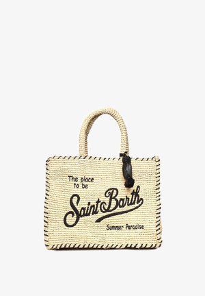 Beige vævet tote-taske med sort tekst "The place to be Saint Barth Summer Paradise" og sort flettet kant og kvast.