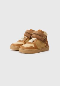 Wysokie sneakersy w odcieniach brązu i beżu, z mieszanką skórzanych i zamszowych tekstur, kremowymi sznurówkami oraz rzepami zapewniającymi pewne dopasowanie.