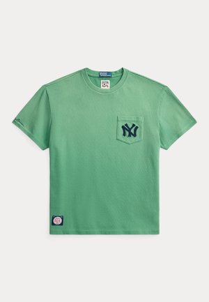 Zelené bavlnené tričko s okrúhlym výstrihom, krátkymi rukávmi, predným vreckom a tmavomodrým vyšívaným logom na vrecku a rukáve.