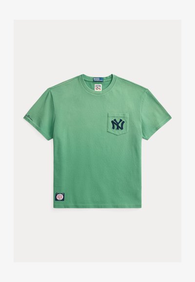 Πράσινο βαμβακερό t-shirt με στρογγυλή λαιμόκοψη, κοντά μανίκια, τσέπη στο μπροστινό μέρος και κεντημένο λογότυπο σε ναυτικό μπλε στο τσεπάκι και το μανίκι.