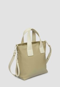Beżowa torebka syntetyczna z podwójnymi uchwytami u góry oraz odpinanym paskiem na ramię. Posiada gładką fakturę i kontrastujące jasne akcenty uchwytów.