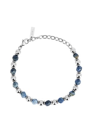 Srebrna bransoletka z koralikami, na przemian polerowanymi metalowymi i fasetowanymi niebieskimi kamieniami, z zapięciem typu lobster oraz regulowanym łańcuszkiem z metką marki.