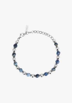 Pulsera de cuentas plateadas con cuentas de metal pulido alternadas y cuentas de piedra azul facetada, cierre de langosta y cadena ajustable con etiqueta de marca.