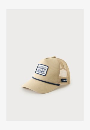 Beżowa czapka typu trucker z tyłem z siatki, granatowym wykończeniem, logo Levi's po boku oraz naszywką z przodu z marką Levi Strauss & Co.