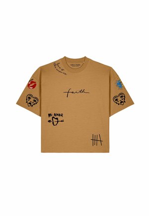 Braunes T-Shirt mit kurzen Ärmeln, schwarzem handgeschriebenem Text, Herz- und Gesichtskritzeleien, roter Lippen-Grafik und blauem Design an Ärmeln und Vorderseite.
