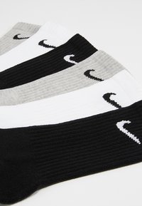 Nike Performance EVERYDAY CUSH CREW 3 PACK - Sportsocken - white black/dark grey heather black/black white