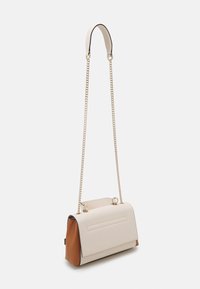 Guess LEVANTE CONVERTIBLE FLAP - Borsa a tracolla - cognac multi