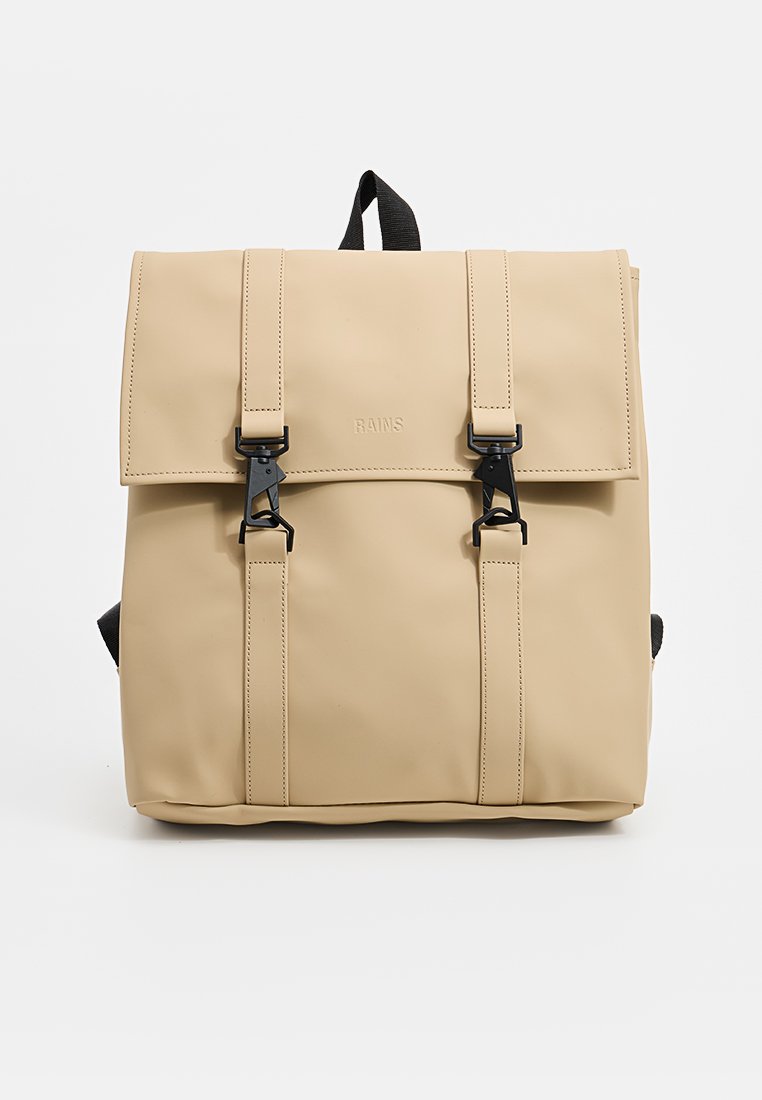 Zaino impermeabile beige con pattina, due chiusure ad ardiglione nere e spallacci regolabili. Presenta un design semplice e minimalista.