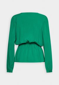 Top verde a maniche lunghe con scollo rotondo, caratterizzato da una vita arricciata e una texture liscia. Design semplice con pieghe sottili sulle maniche.