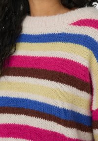 Maglione lavorato a maglia caratterizzato da strisce orizzontali colorate in rosa, blu, giallo, bianco e marrone; morbida texture e design a girocollo.