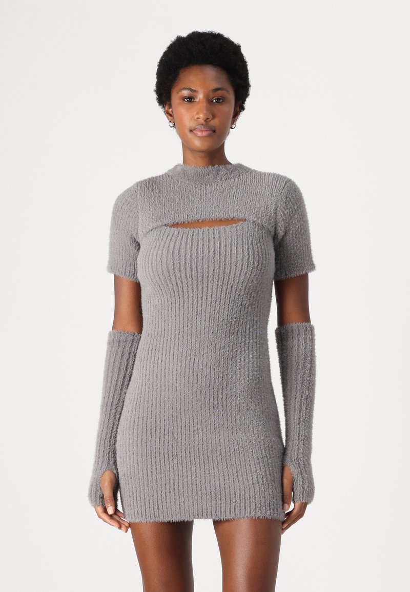 Robe en maille ribbed grise avec des manches courtes, un col rond et une découpe centrale. De longs manchons en maille s'étendent des manches.