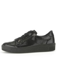 Baskets en cuir verni noir avec un bout rond, un laçage à l'avant, un détail de fermeture éclair sur le côté et une semelle en caoutchouc texturée noire.