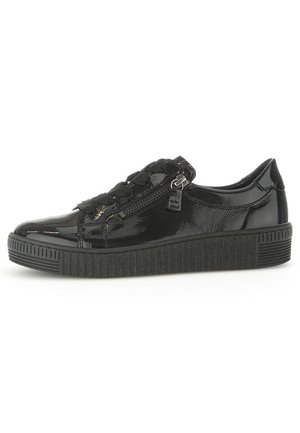 Baskets en cuir verni noir avec un bout rond, un laçage à l'avant, un détail de fermeture éclair sur le côté et une semelle en caoutchouc texturée noire.