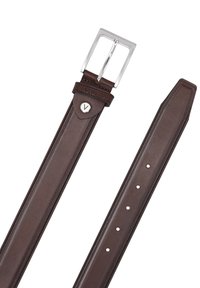 Hnědý kožený pásek se stříbrnou obdélníkovou přezkou, pěti otvory pro nastavení a kovovým knoflíkem s rytinou písmena "V" poblíž přezky.