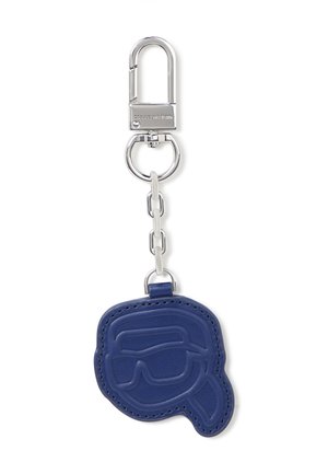 Zilverkleurige metalen sleutelhangerclip met ketting bevestigd aan een blauw lederen bedeltje, gevormd en gegraveerd als een gezicht met een zonnebril en een paardenstaart.