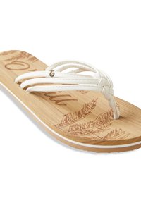 Hvide flip-flops med fletstropper og en sål med træstruktur, der har indgraverede bladmønstre og et subtile logo-design.