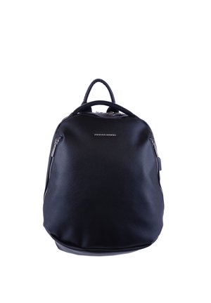 Zaino in pelle nera con superficie lavorata, forma arrotondata, tasca frontale con cerniera, manico superiore e dettaglio logo argentato.