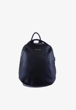 Zaino in pelle nera con superficie lavorata, forma arrotondata, tasca frontale con cerniera, manico superiore e dettaglio logo argentato.