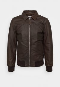 Brun läderbomberjacka med framzipper, ribbade cuffs och nederkant, samt en klassisk spetsig krage på vit bakgrund.