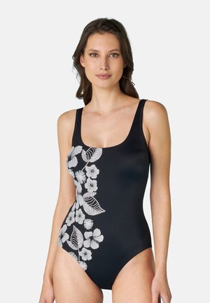 Costume da bagno intero nero con motivi floreali e foglie bianchi su un lato, realizzato in tessuto liscio con spalline larghe e scollatura a barco.
