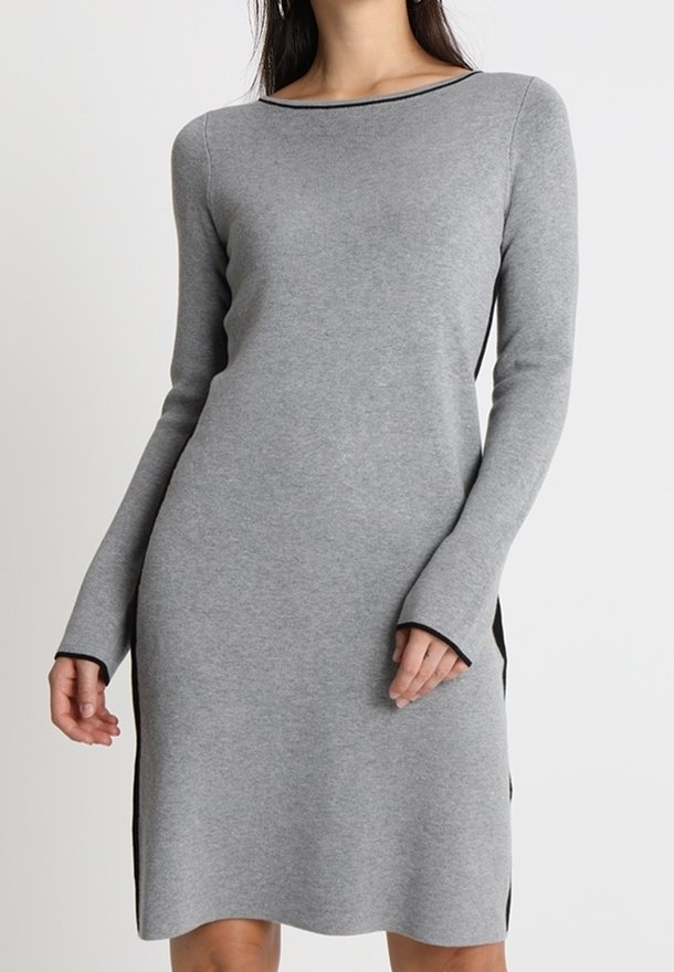 Robe grise à manches longues avec encolure ronde, coupe ajustée, fentes latérales et accents noirs contrastants le long des coutures. Texture douce en maille.