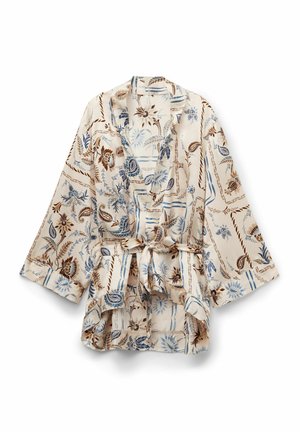 Bata de estilo kimono color beige claro con patrones florales azules y marrones, con mangas amplias y una cinta en la cintura, fabricada con tejido suave.
