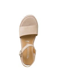 Beige semišové sandály s širokým vrchním popruhem a nastavitelným kotníkovým popruhem. Mají zvýšený podpatek a hladkou vnitřní podšívku.