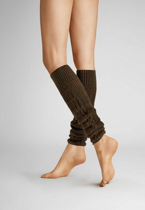 Braune gestrickte Beinschoner mit geripptem Muster, am Knöchel gerafft, bis zur Mitte der Wade reichend und aus einem weichen, elastischen Material gefertigt.