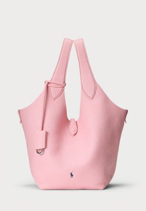 Bolsa de tote em pele rosa com um acabamento texturizado, alças duplas e uma pequena etiqueta anexada com acessórios de metal. Detalhe de logótipo bordado incluído.
