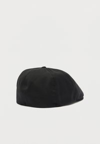 Čierna čiapka s guľatým tvarom, vyrobená z hladkej tkaniny. Má stredový vrchný gombík a zakrivený šilt. Minimalistický dizajn, bez vzorov.