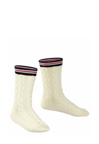 Stricksocken mit Kabelmuster in Creme, mit einem schwarz, rot und weiß gestreiften Bündchen. Hergestellt aus weichem Textilmaterial.