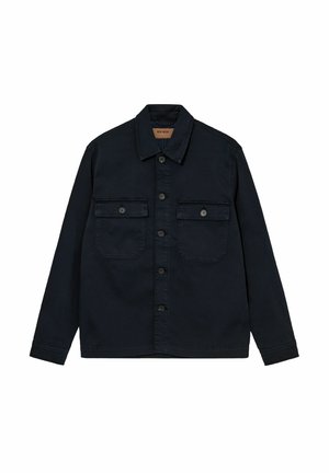 Jachetă din denim de culoare bleumarin, cu închidere cu butoane, două buzunare pe piept și guler clasic. Prezintă o textură netedă și o croială ajustată.