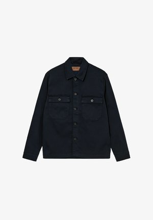 Tamno plava denim jakna s kopčanjem sprijeda, dva džepa na prsima i klasičnom kragnom. Ima glatku teksturu i kroj po meri.
