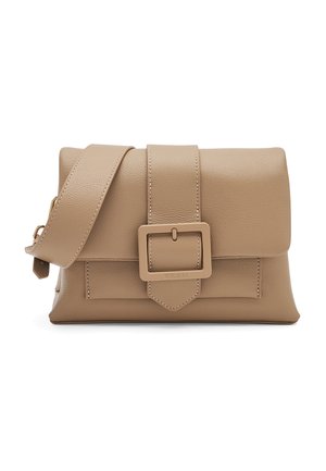 Bolso bandolera de cuero beige con correa ancha y hebilla rectangular grande en la solapa frontal, acabado texturizado y herrajes en tono dorado.