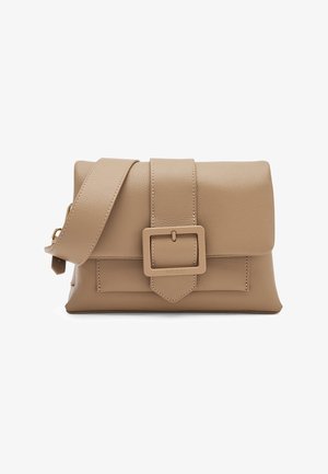 Beige leren crossbodytas met brede band en grote rechthoekige gesp op de voorflap, met een gestructureerde afwerking en goudkleurige hardware.