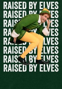 Costume da elfo verde con rifiniture bianche, collant gialli e scarpe nere. Sullo sfondo è presente un testo ripetuto: "ALLEVATO DAGLI ELF" in bianco.