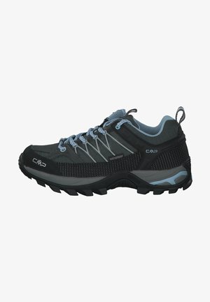 Chaussures de randonnée imperméables avec une tige en mesh noir et gris, des accents bleus, une semelle texturée et un profil robuste pour une bonne adhérence.