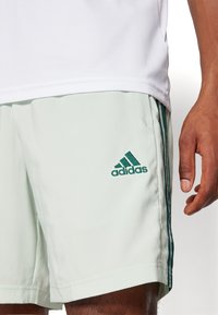 adidas Sportswear AEROREADY ESSENTIALS CHELSEA 3-STRIPES - Sportske kratke hlače - linen green