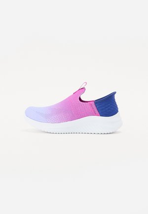 Zapatilla tipo slip-on con un diseño de degradado de rosa a morado, parte superior de malla transpirable y suela de goma blanca con acentos texturizados.