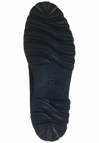 Suela de zapato de goma negra con un patrón de relieve ondulado y una superficie texturizada para un mejor agarre. Presenta una marca en relieve cerca del centro.